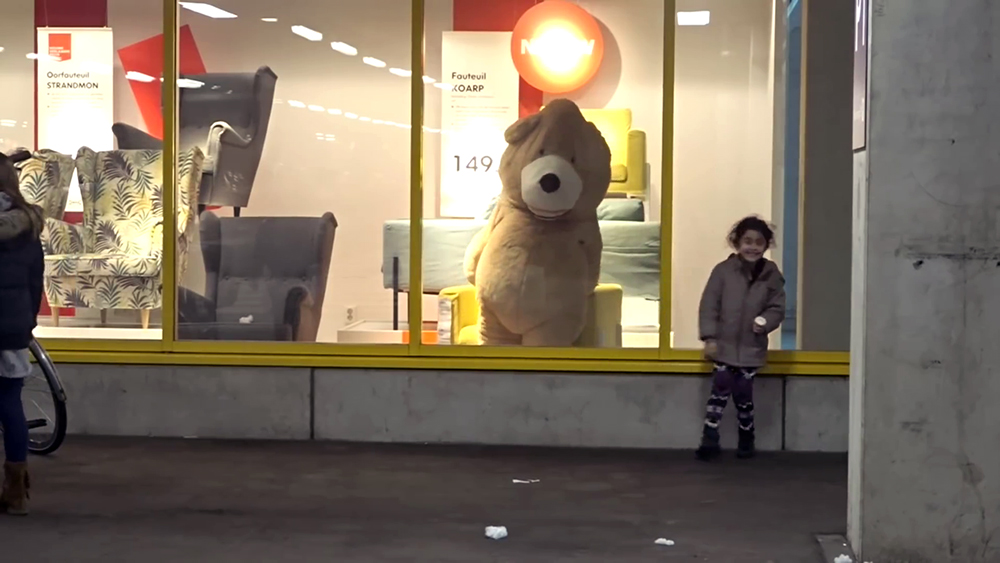 The Remi Family: Mega Teddybeer komt tot leven - SixoclockTV